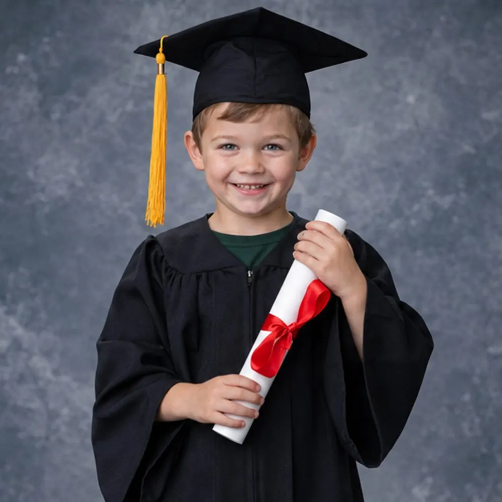 Niño con toga y birrete en su graduación